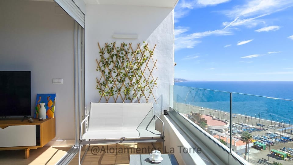 Day, TV and multimedia, View (from property/room), Balcony/Terrace, Living room, Seating area, Beach, Evening entertainment, Sea view, sunbed