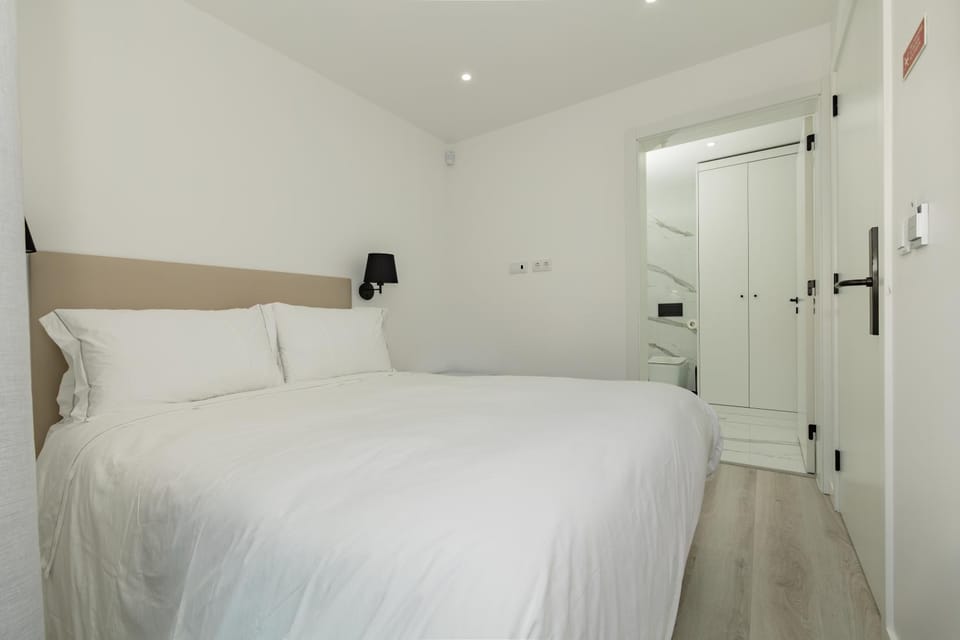 Bed, Photo of the whole room, Bedroom, internet, minibar, safe, wardrobe, air conditioner