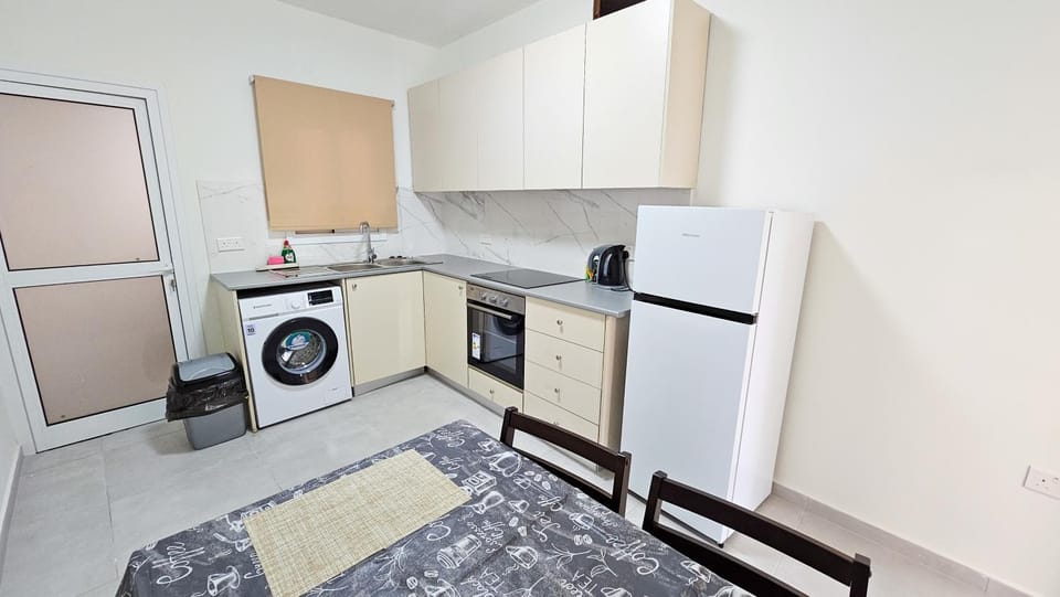 Kitchen or kitchenette, oven, washing machine