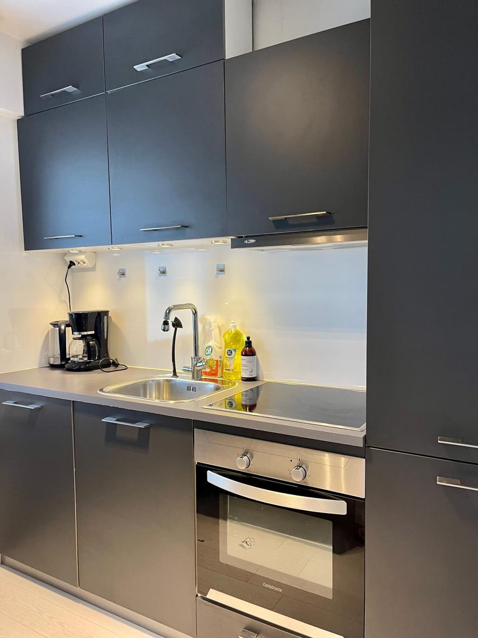 Coffee/tea facilities, Kitchen or kitchenette, stove