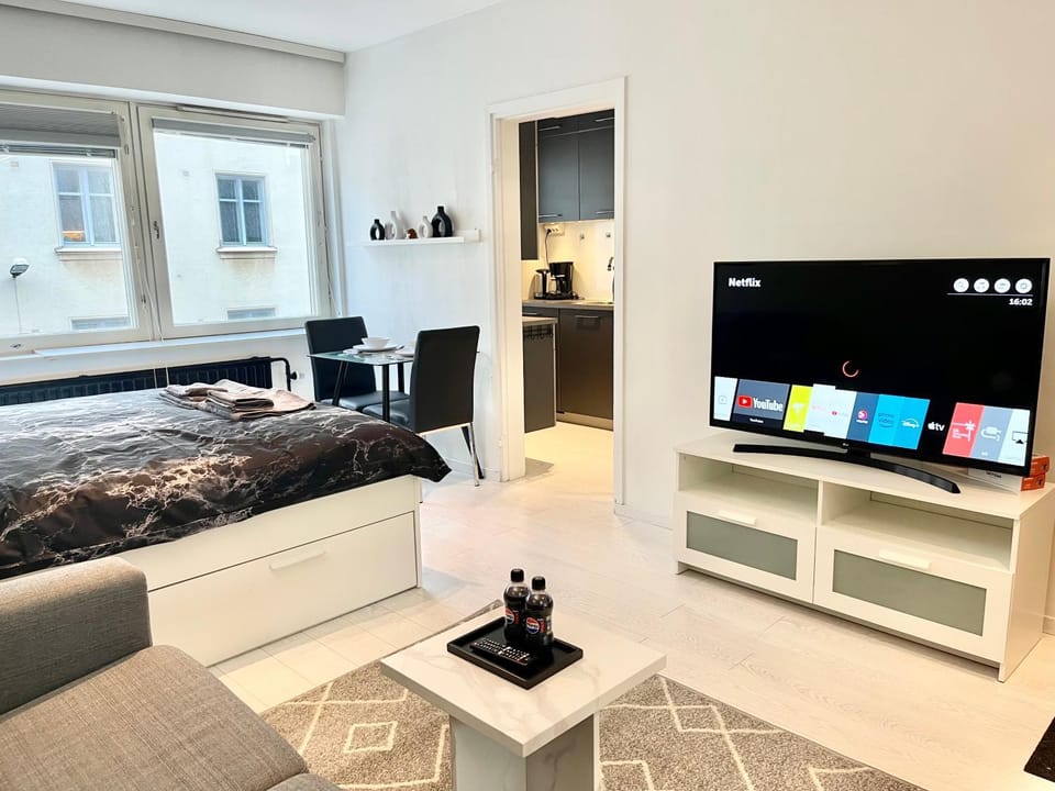 Communal lounge/ TV room, TV and multimedia, Living room, Seating area, Evening entertainment