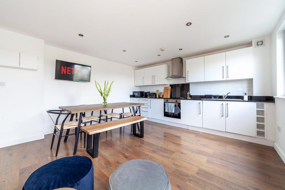 TV and multimedia, Kitchen or kitchenette, Dining area, oven, toaster