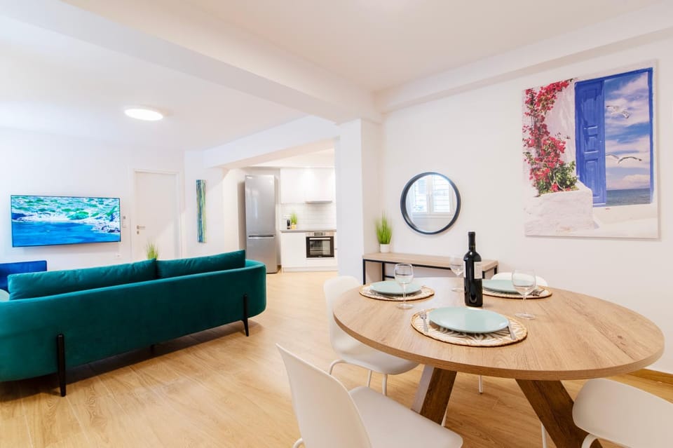 Kitchen or kitchenette, Seating area, Dining area