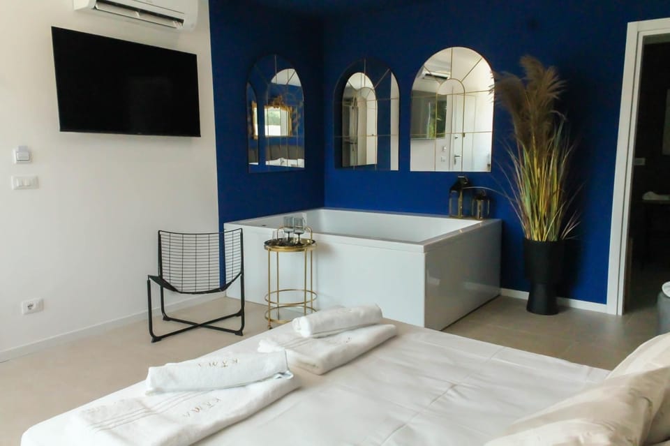 Bed, Hot Tub, Bedroom