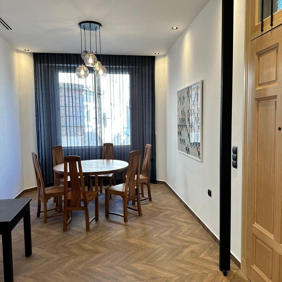 Seating area, Dining area