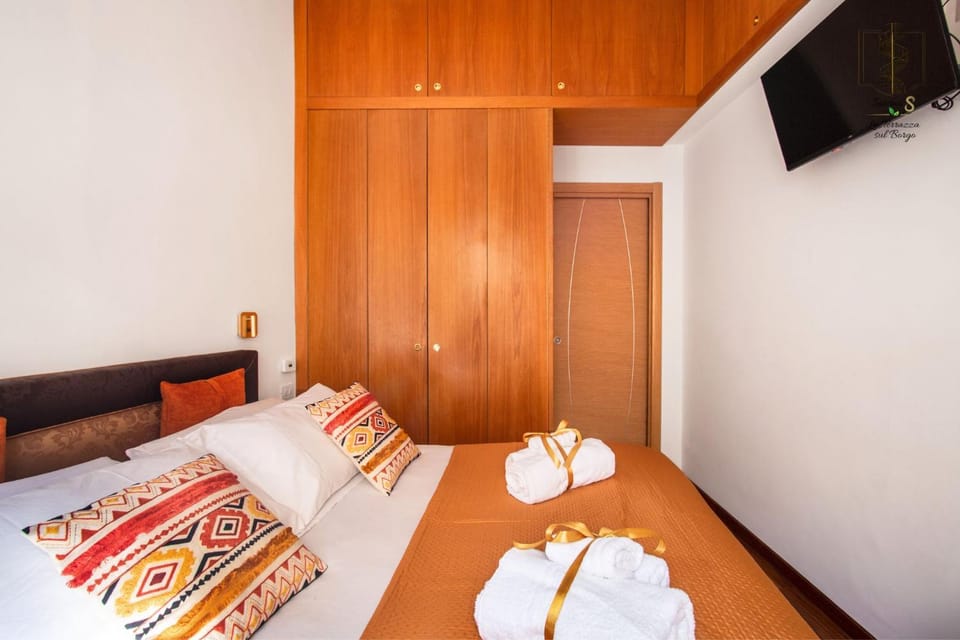 Bed, TV and multimedia, Photo of the whole room, Bedroom, towels, wardrobe