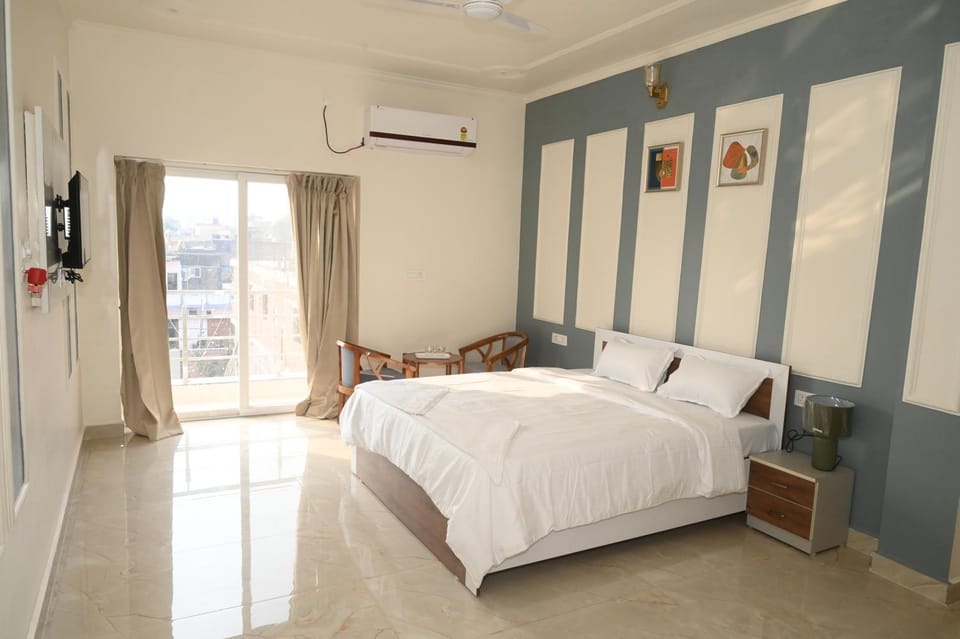 Shower, Toilet, Bed, TV and multimedia, Balcony/Terrace, Other, Seating area, City view, Street view, furniture, locker, safe, wardrobe, air conditioner