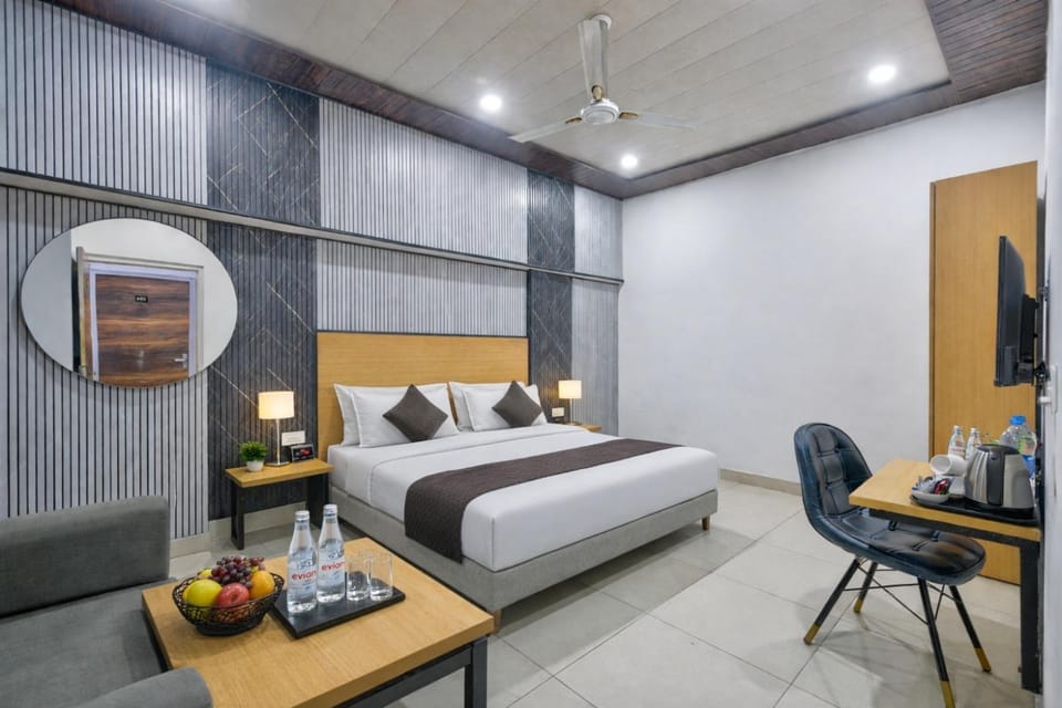 Bed, Living room, Photo of the whole room, Seating area, Bedroom, hair dresser