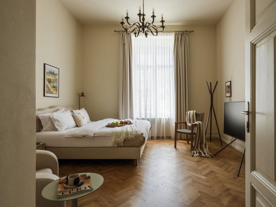 Bed, TV and multimedia, Photo of the whole room, Seating area, Bedroom