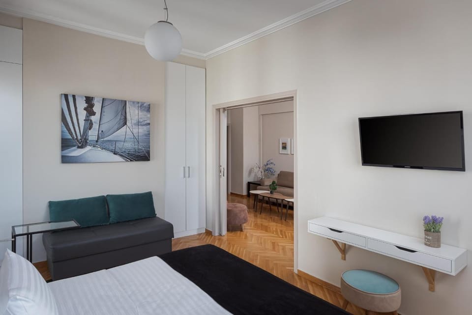 Bed, TV and multimedia, Seating area, Bedroom