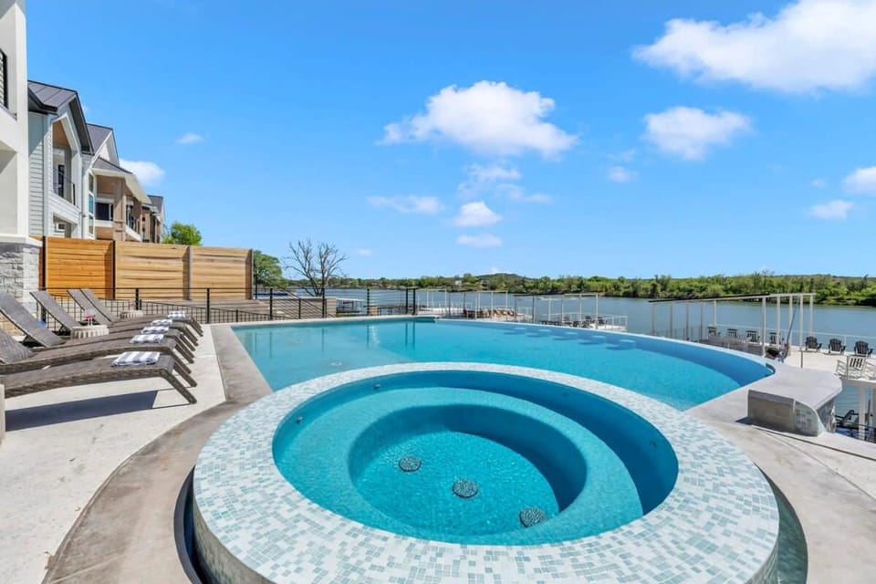 Lone Star Landing with Concierge Services House in Kingsland