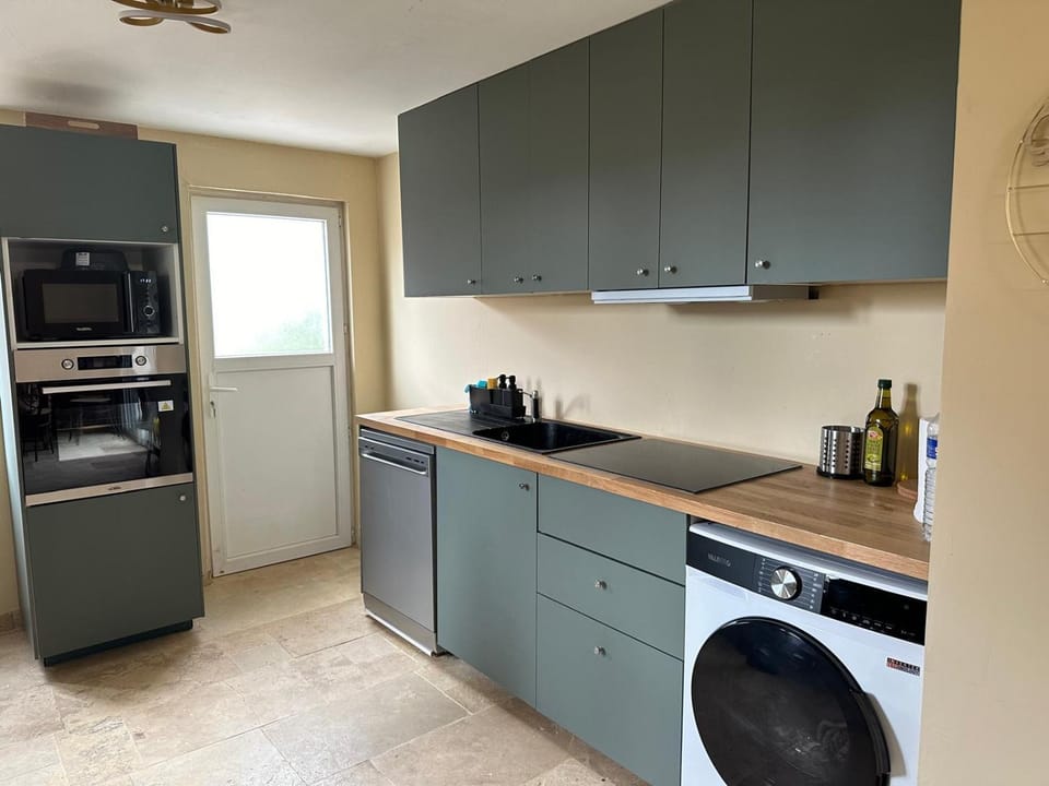 Coffee/tea facilities, dishwasher, oven, stove, toaster, washing machine
