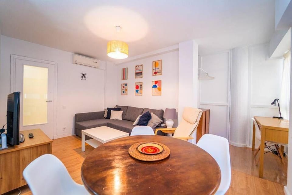 Communal lounge/ TV room, Photo of the whole room, Dining area
