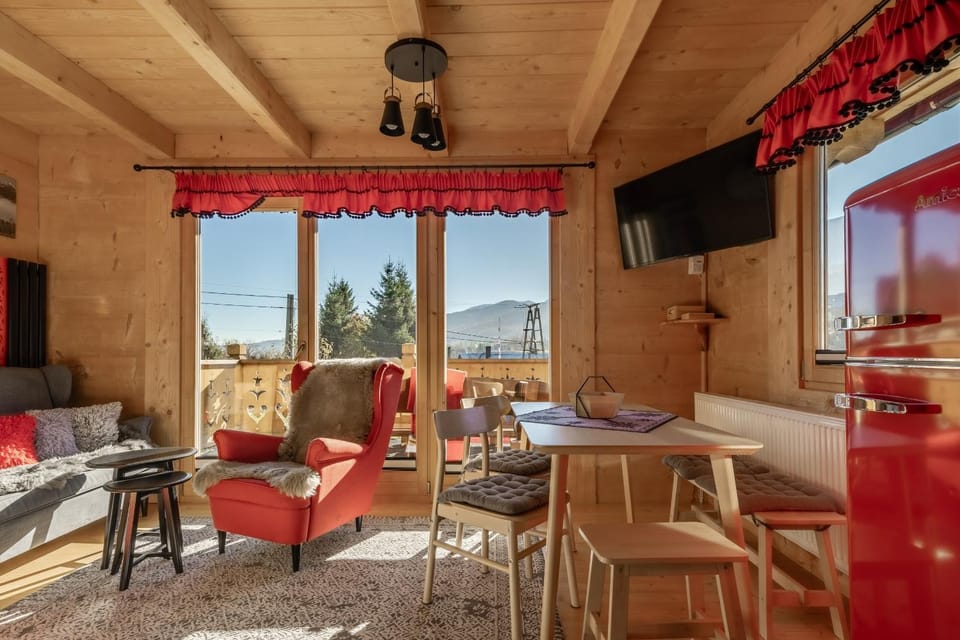 Communal lounge/ TV room, TV and multimedia, View (from property/room), Balcony/Terrace, Living room, Seating area, Dining area, Evening entertainment, Mountain view
