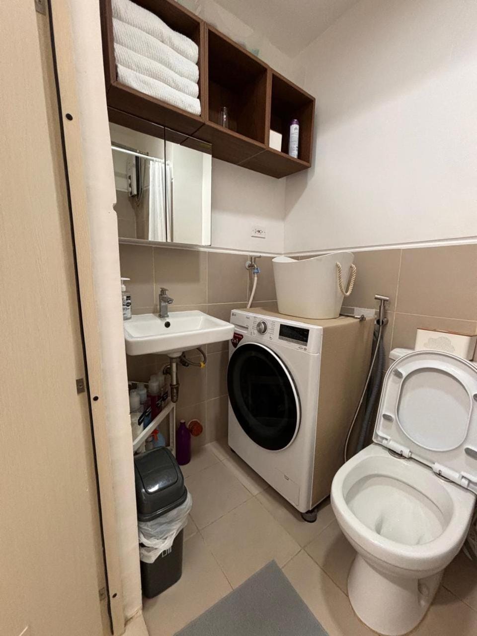 Toilet, Bathroom, towels, washing machine