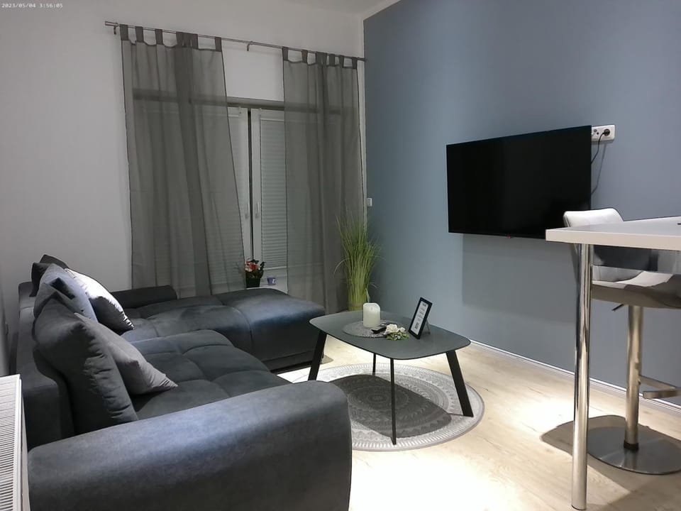 Communal lounge/ TV room, TV and multimedia, Living room, Seating area, Evening entertainment