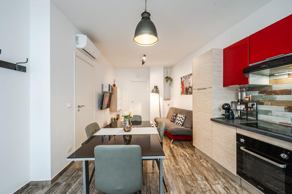 Coffee/tea facilities, Kitchen or kitchenette, Living room, Seating area, Dining area, oven, stove