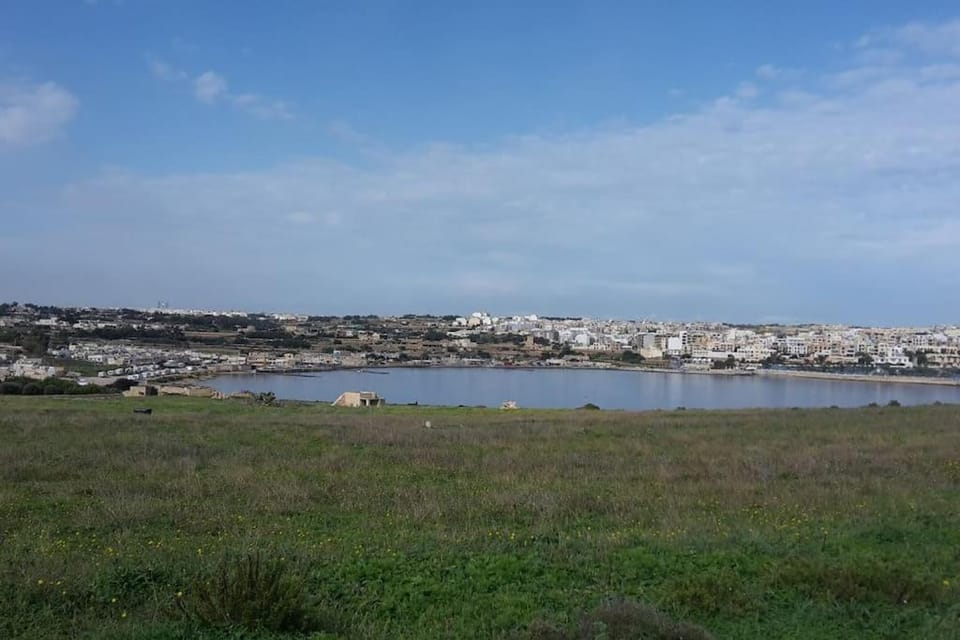 Spotless apartment with views of St Thomas bay Apartment in Marsaskala