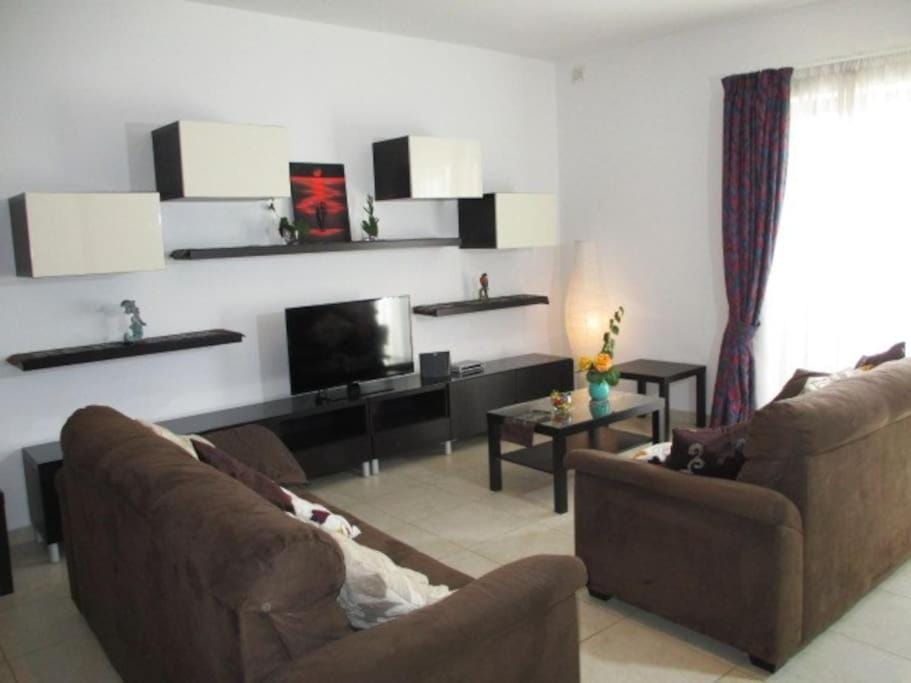 Spotless apartment with views of St Thomas bay Apartment in Marsaskala