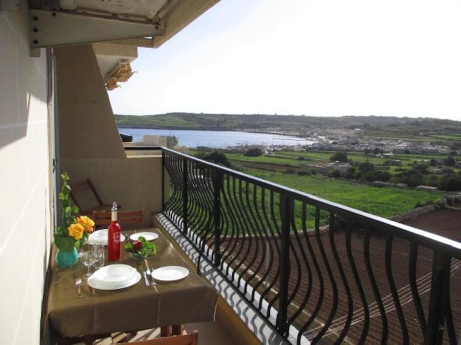 Spotless apartment with views of St Thomas bay Apartment in Marsaskala