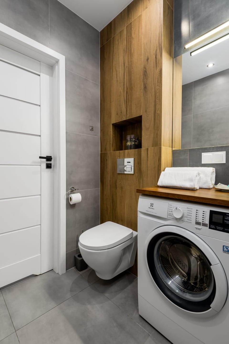 Toilet, Bathroom, towels, washing machine