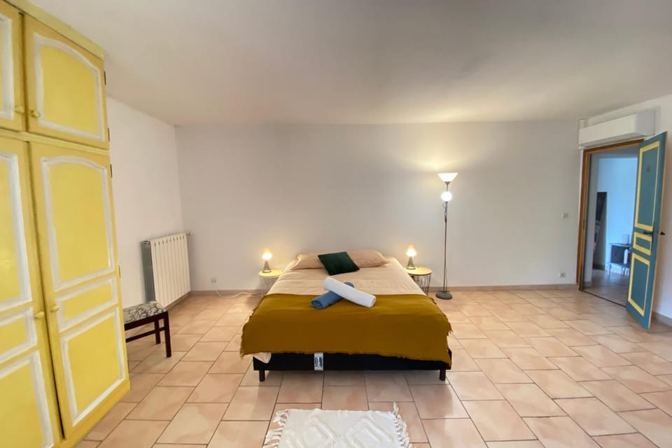 84B3 - Freesia suite in 18th century Provencal farmhouse House in Pernes-les-Fontaines