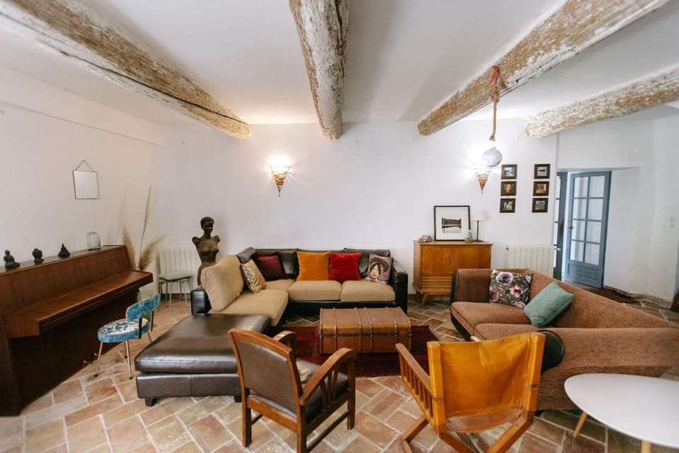 84B4 - Glycine suite in an 18th century Provencal farmhouse House in Pernes-les-Fontaines