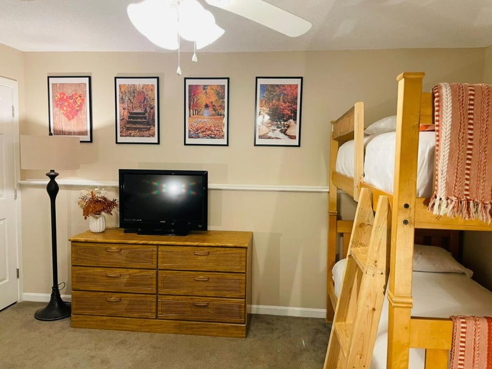 Comfortable Cozy Conway Hideaway that Sleeps 8 Pet Friendly House in North Conway
