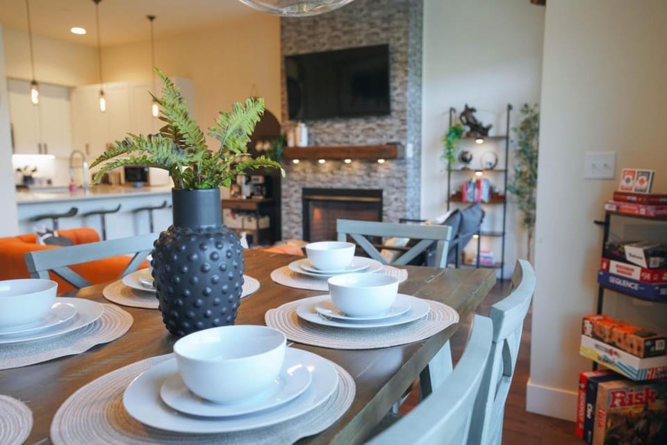 WinterPark Ski CoffeeBar Pets and CommunalHotTub Apartment in Fraser