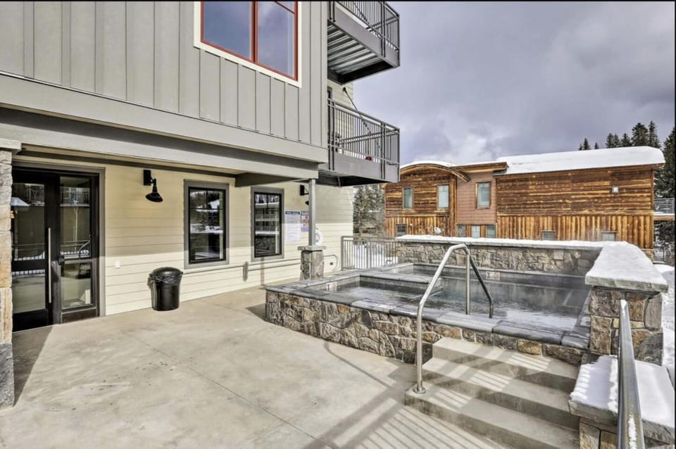 WinterPark Ski CoffeeBar Pets and CommunalHotTub Apartment in Fraser