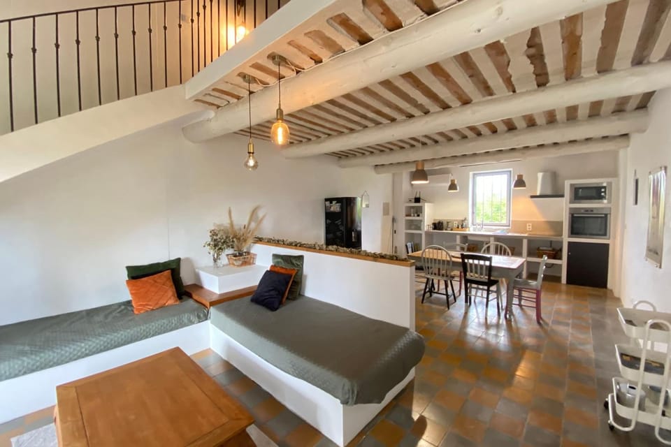 84B6 - Loft in charming 18th century farmhouse Apartment in Pernes-les-Fontaines