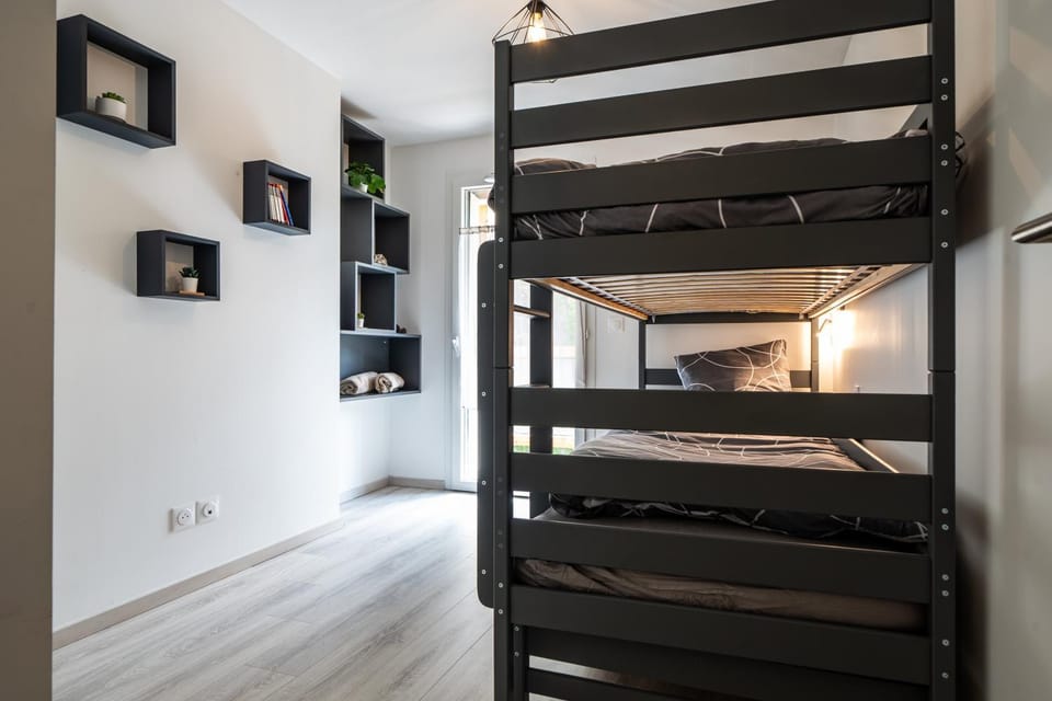 Photo of the whole room, Bedroom
