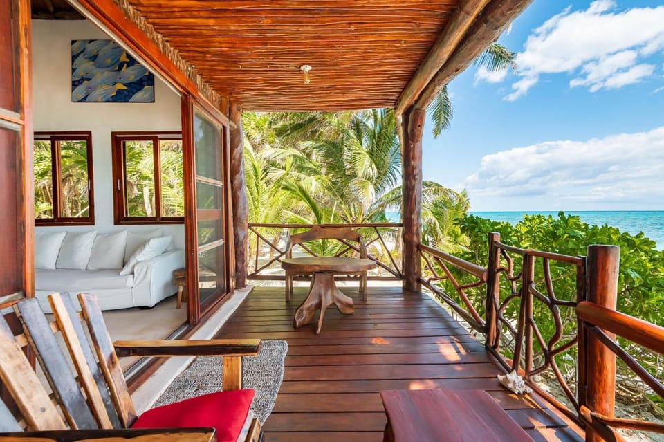 Facade/entrance, Natural landscape, Balcony/Terrace, Seating area, Beach, Sea view