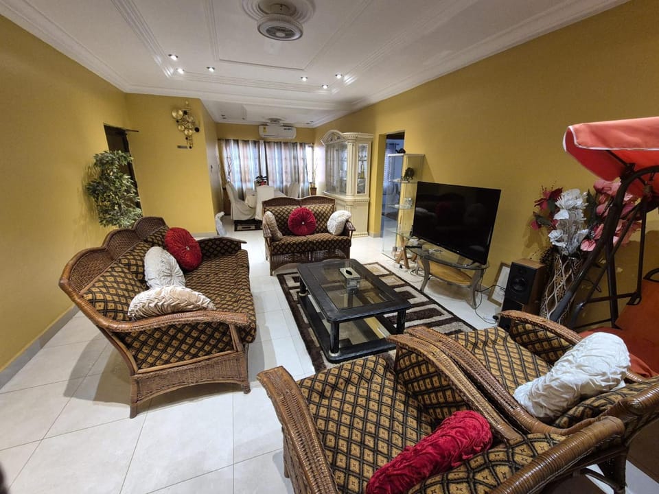 Communal lounge/ TV room, Living room, Seating area