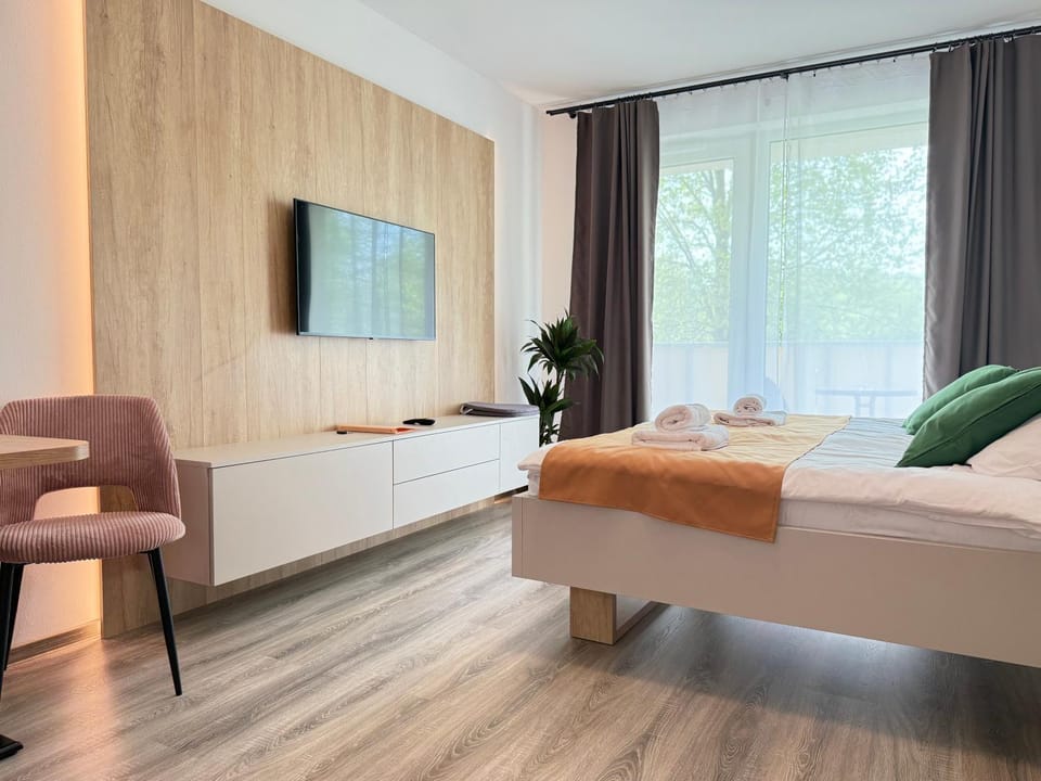 Bed, TV and multimedia, Bedroom