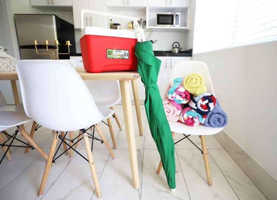 Family Pet Friendly Apartment 3 Minute Walk to Miami Beach Apartment in Miami Beach
