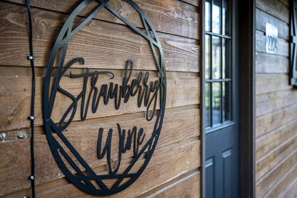 Strawberry Wine Romantic Hot Tub Cabin Cabin in Pigeon Forge