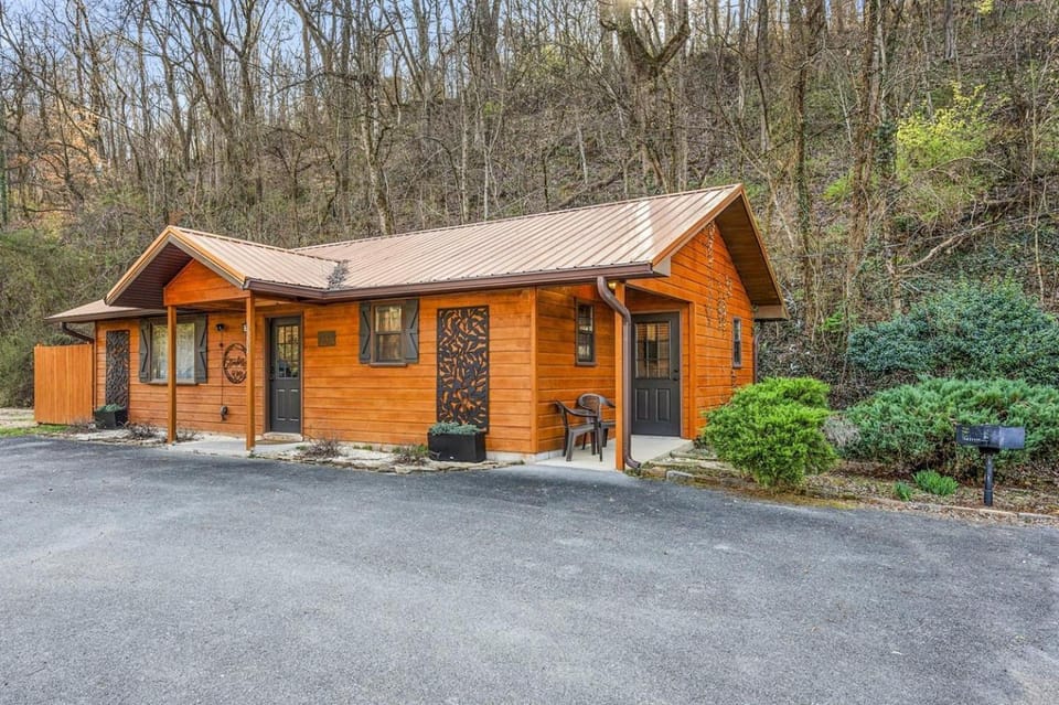 Strawberry Wine Romantic Hot Tub Cabin Cabin in Pigeon Forge