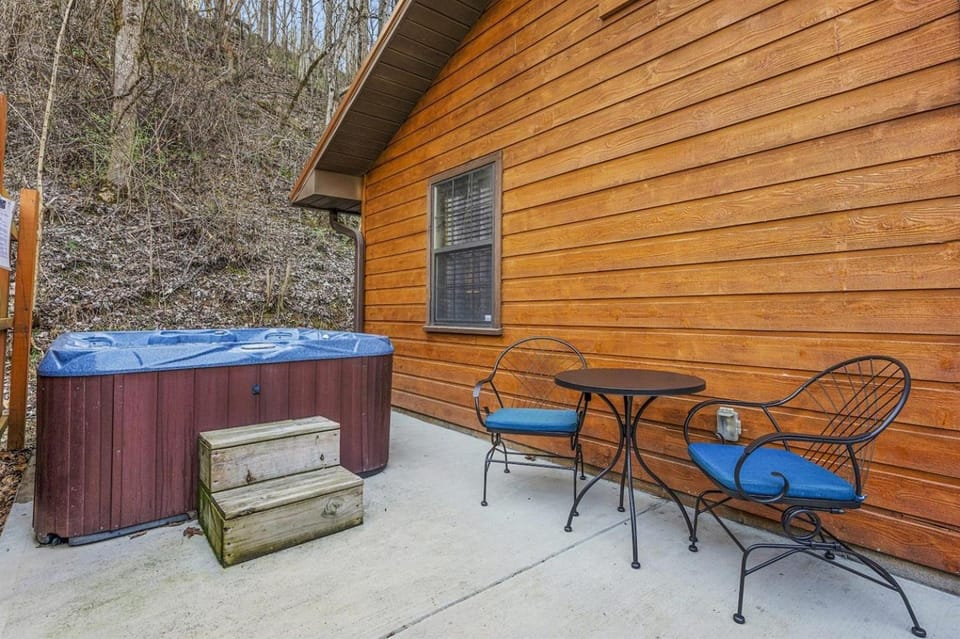 Strawberry Wine Romantic Hot Tub Cabin Cabin in Pigeon Forge
