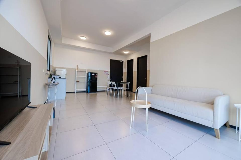 UA26 #2BR Family Staycation Apartment in George Town