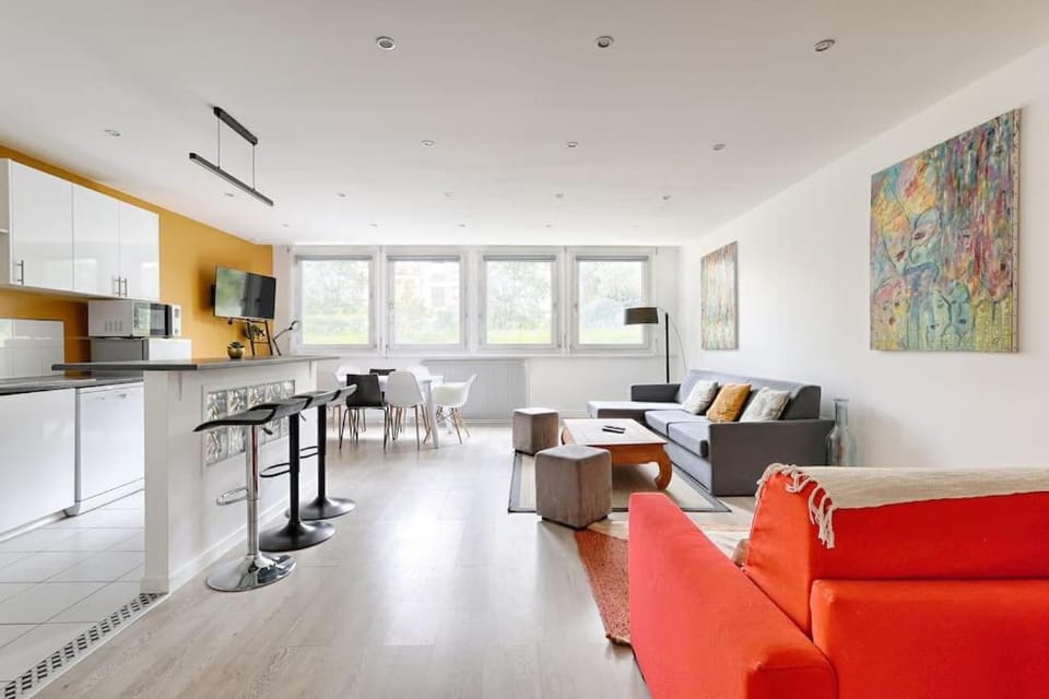 Living room, Seating area, Dining area, stove