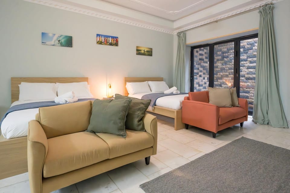 Bed, Photo of the whole room, Seating area