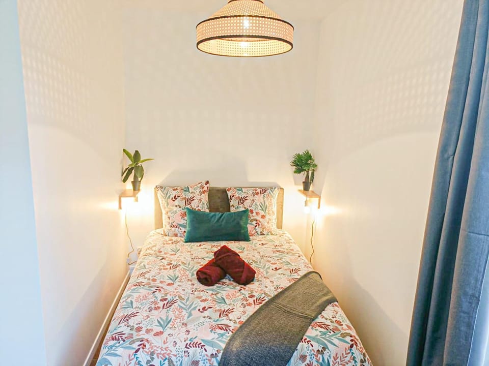 Bed, Bedroom, towels