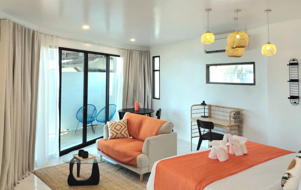 Bed, Photo of the whole room, Seating area, Bedroom, towels