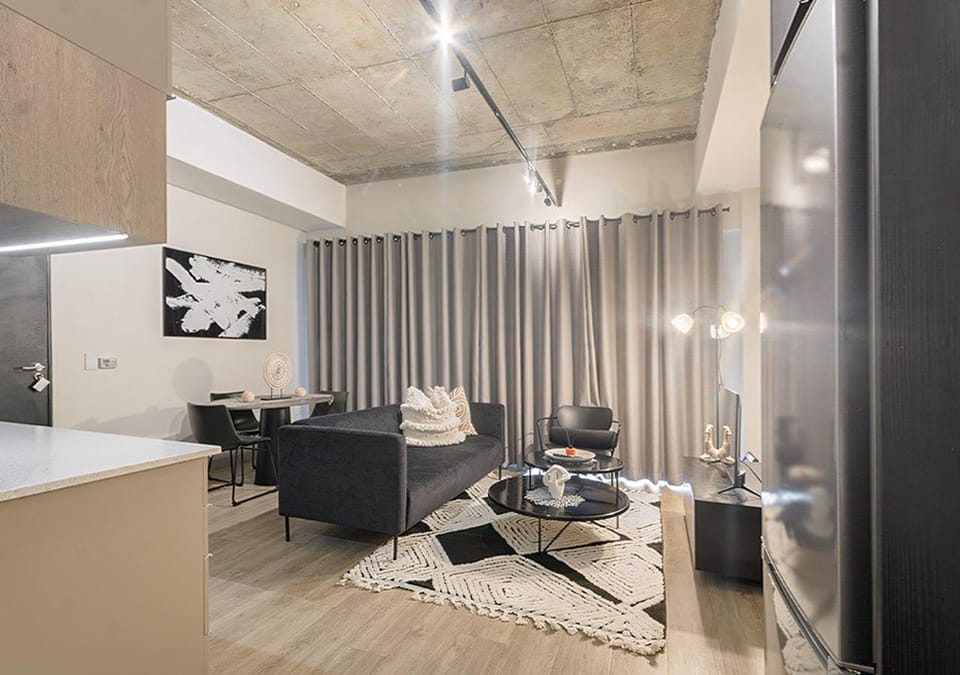 Sandton City Splendid Apartment 1 l Power & Water Backup l Walk to Sandton City & Nelson Mandela Square Apartment in Sandton