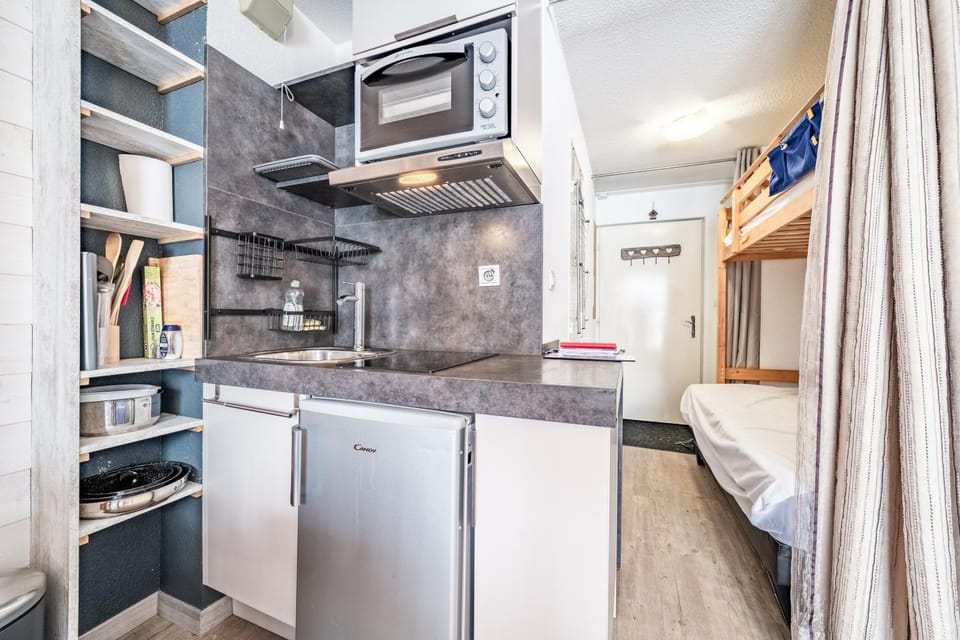 Property building, Kitchen or kitchenette, Living room