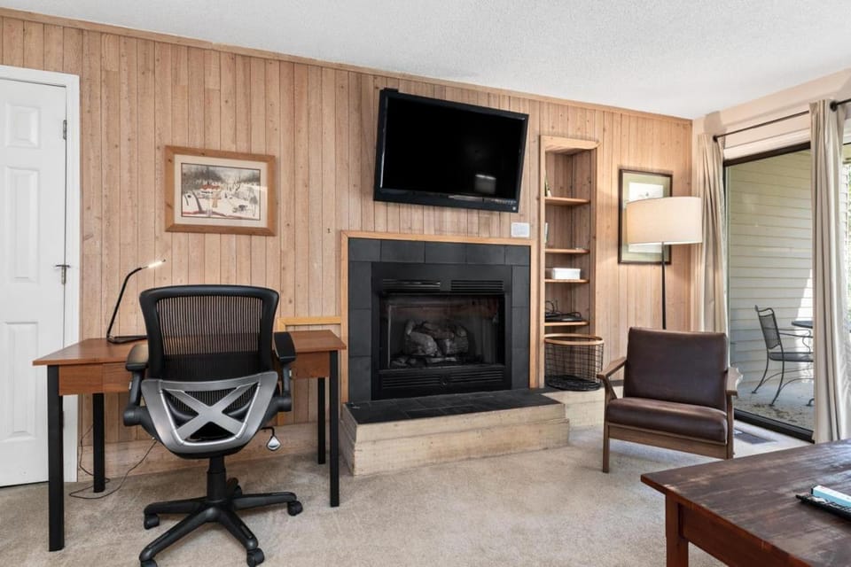 Stoneridge 43 with Wintergreen Advantage House in Nelson County