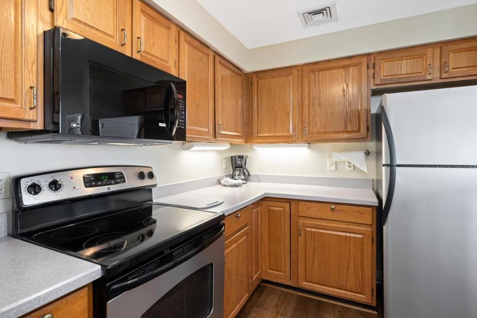 Highridge Court 24 with Wintergreen Advantage House in Nelson County