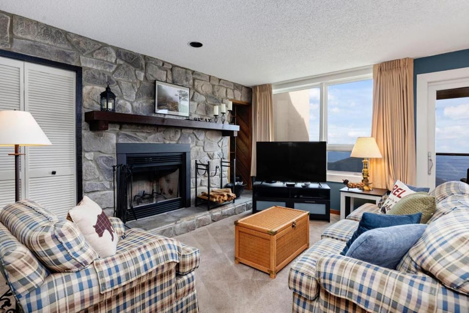Ledges 71 with Wintergreen Advantage House in Nelson County