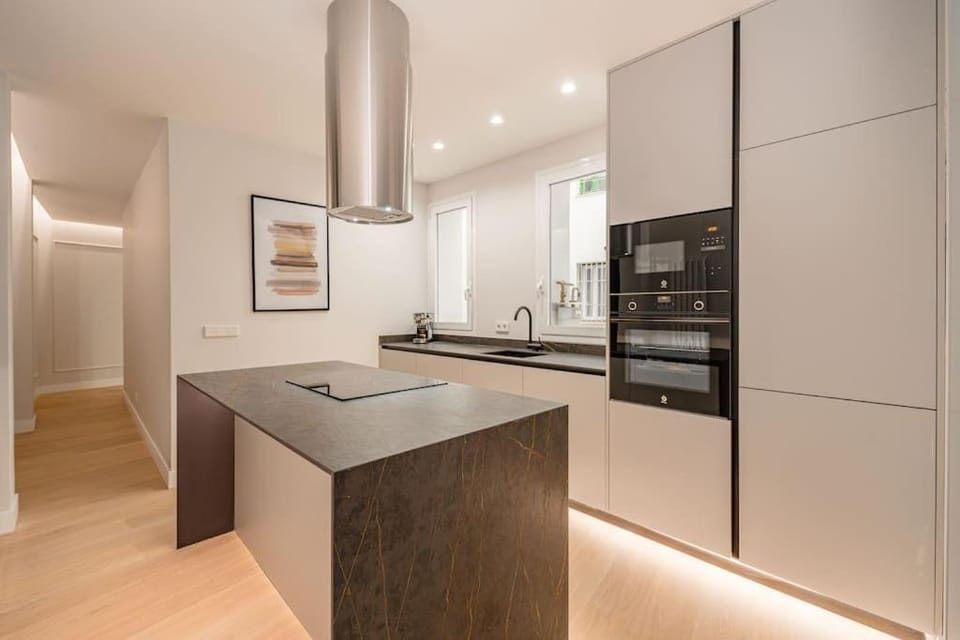 Kitchen or kitchenette, dishwasher, oven